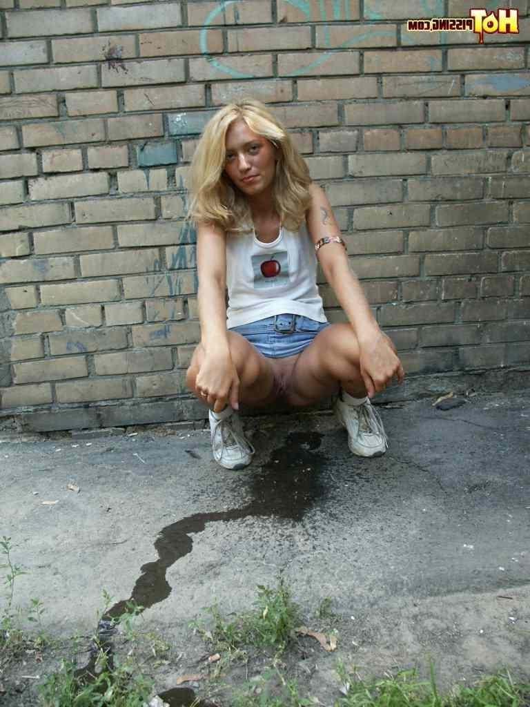 16P Cute girl pissing on the side walk