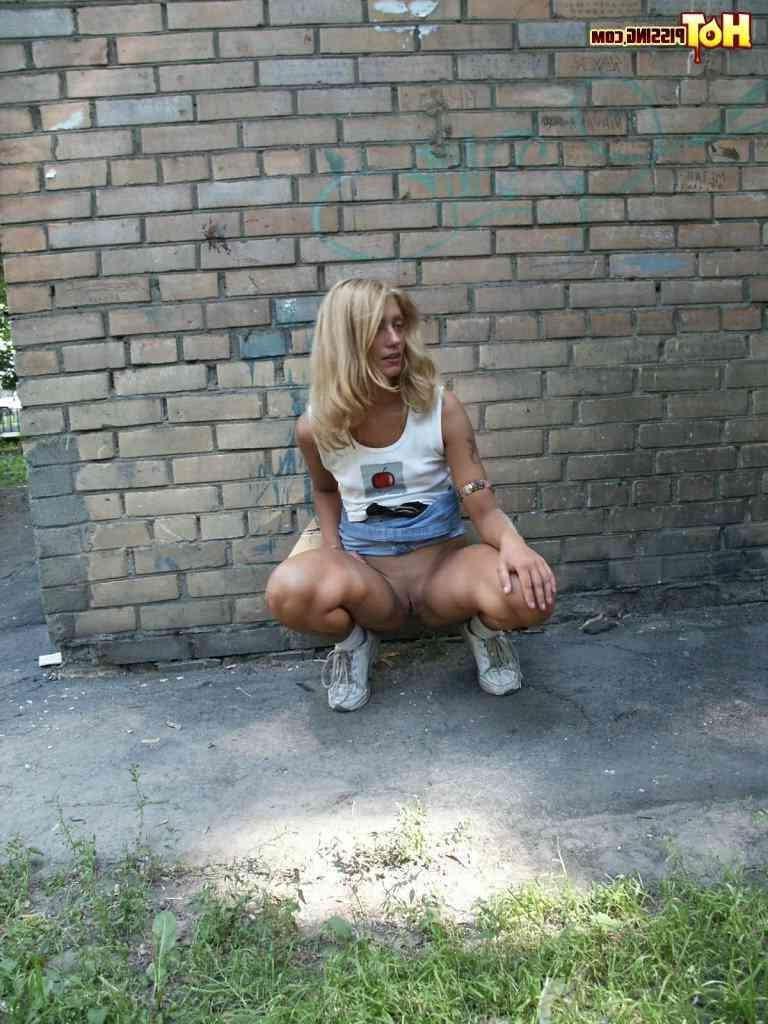 16P Cute girl pissing on the side walk