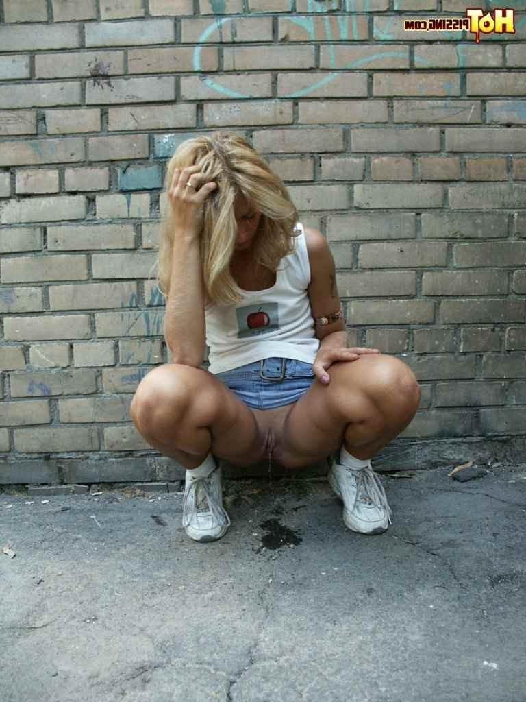 16P Cute girl pissing on the side walk