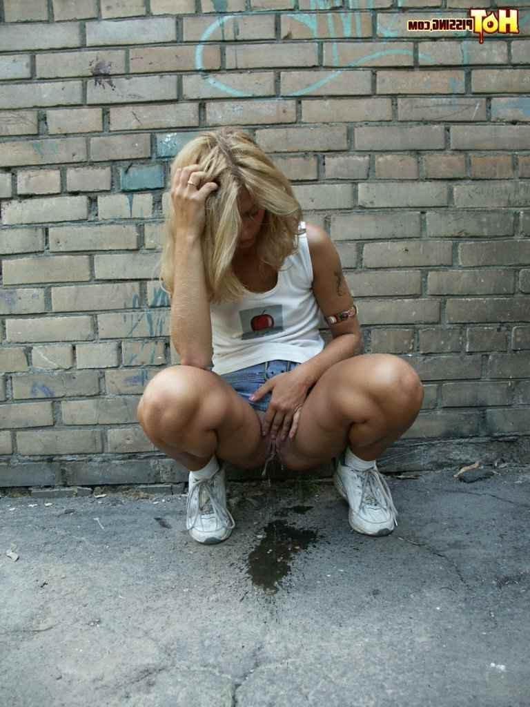 16P Cute girl pissing on the side walk