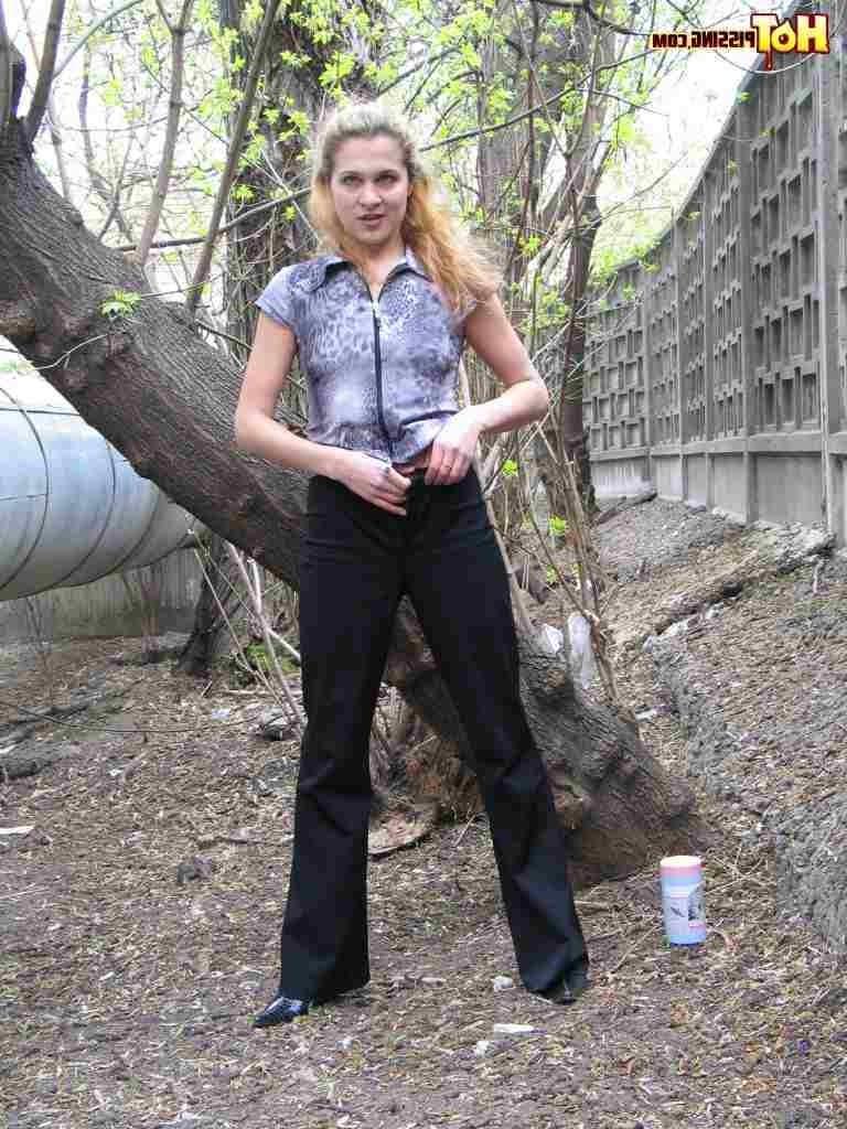 16P Girl swatting and pissing outdorrs