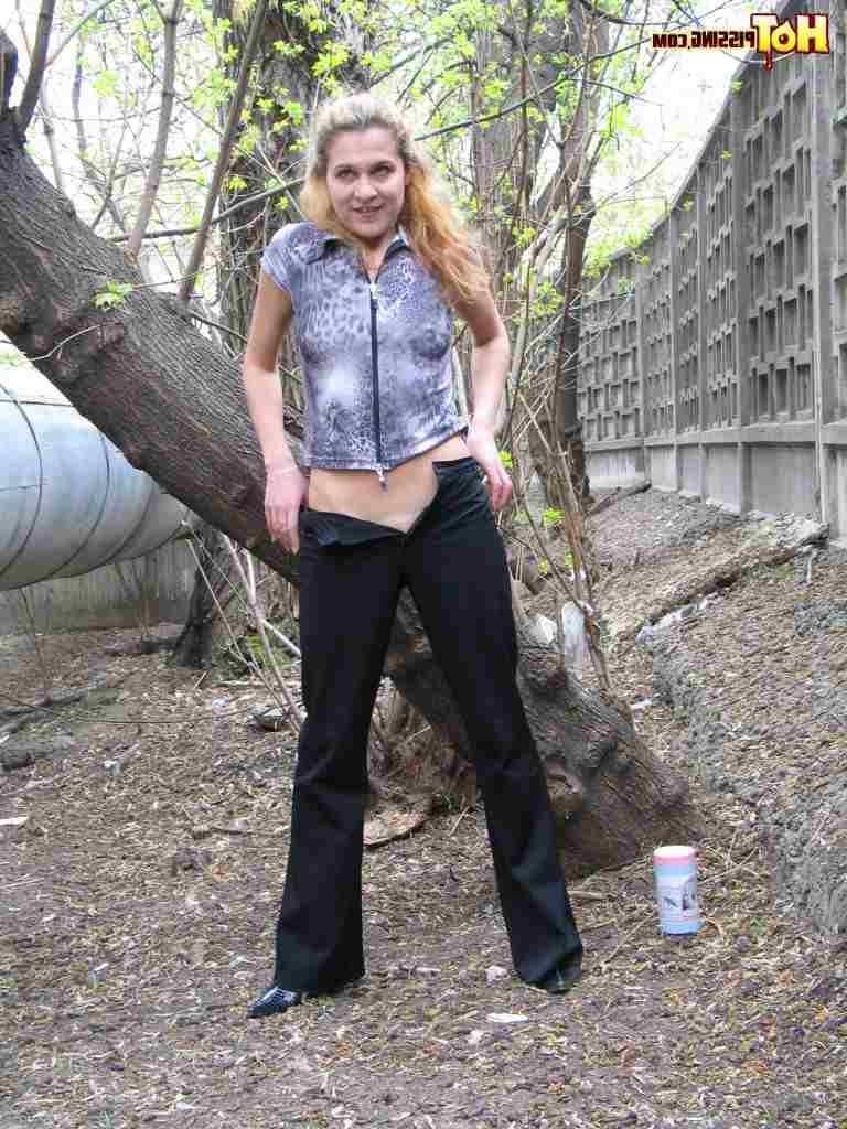 16P Girl swatting and pissing outdorrs