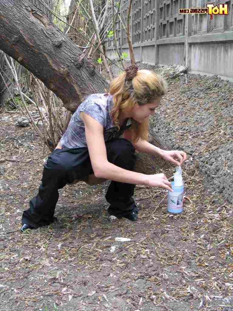 16P Girl swatting and pissing outdorrs