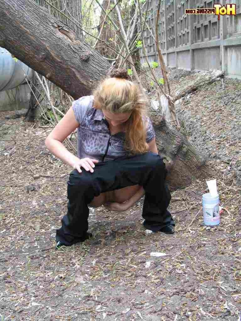 16P Girl swatting and pissing outdorrs