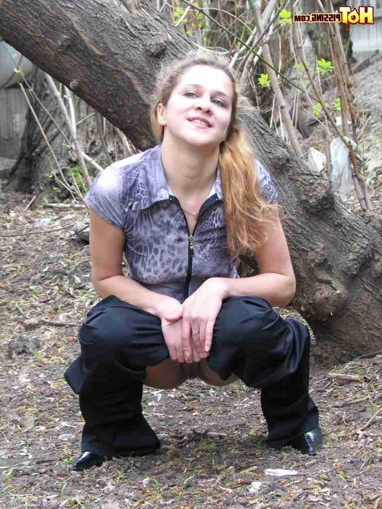 16P Girl swatting and pissing outdorrs