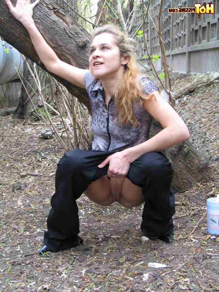 16P Girl swatting and pissing outdorrs