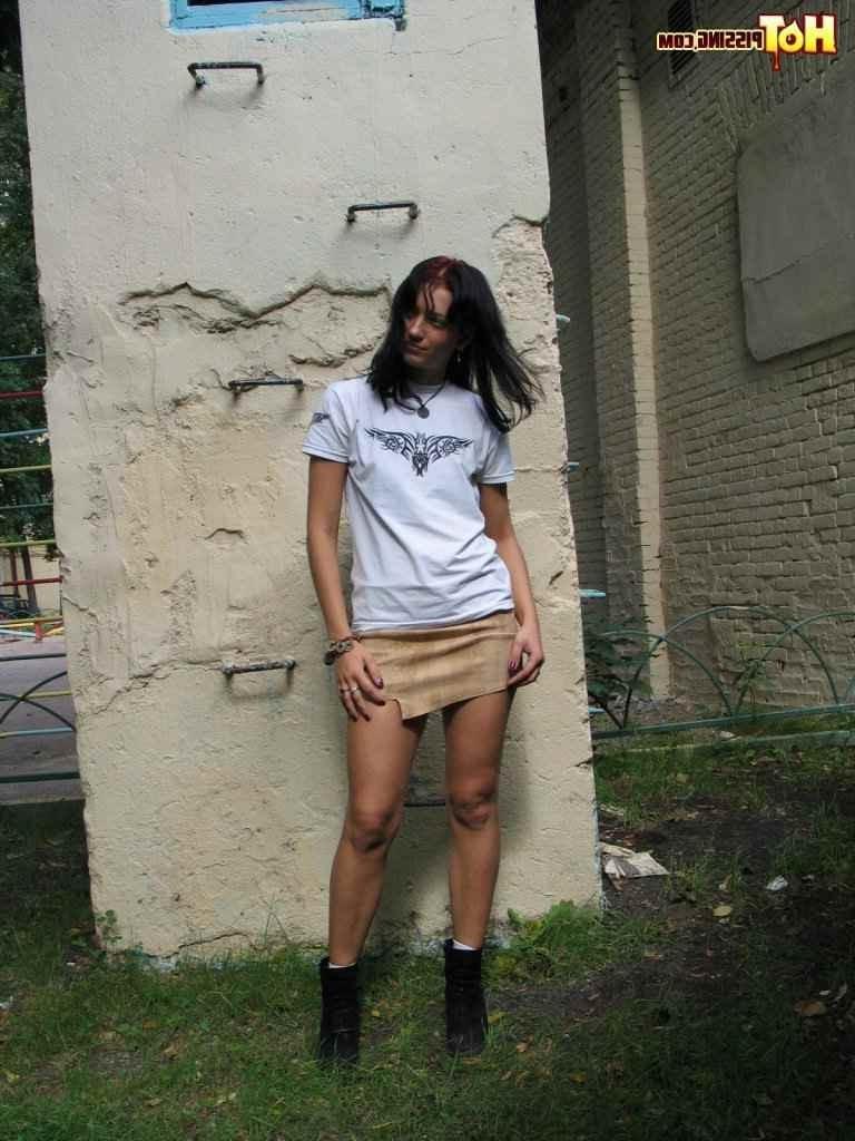16P Girl pissing outside