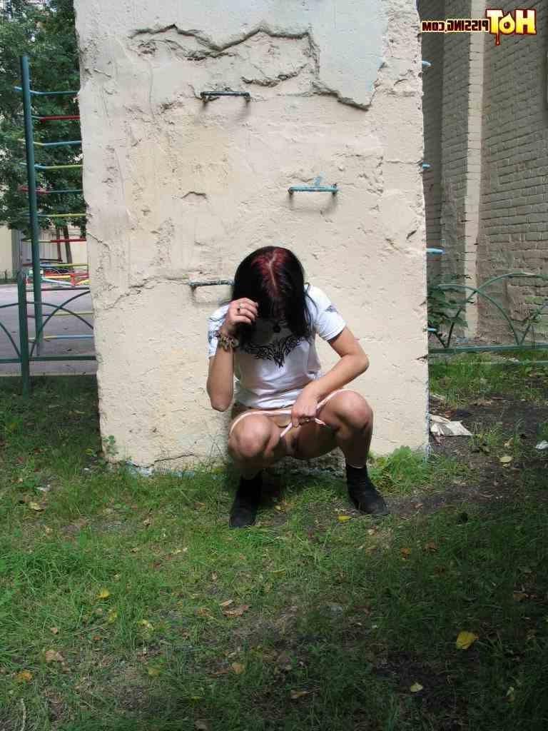 16P Girl pissing outside