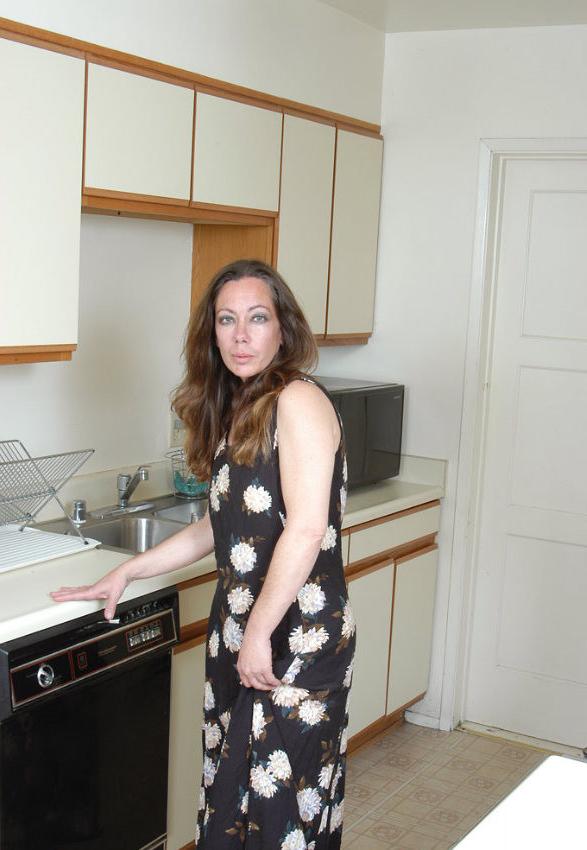 20P Mature slut showing butt in kitchen