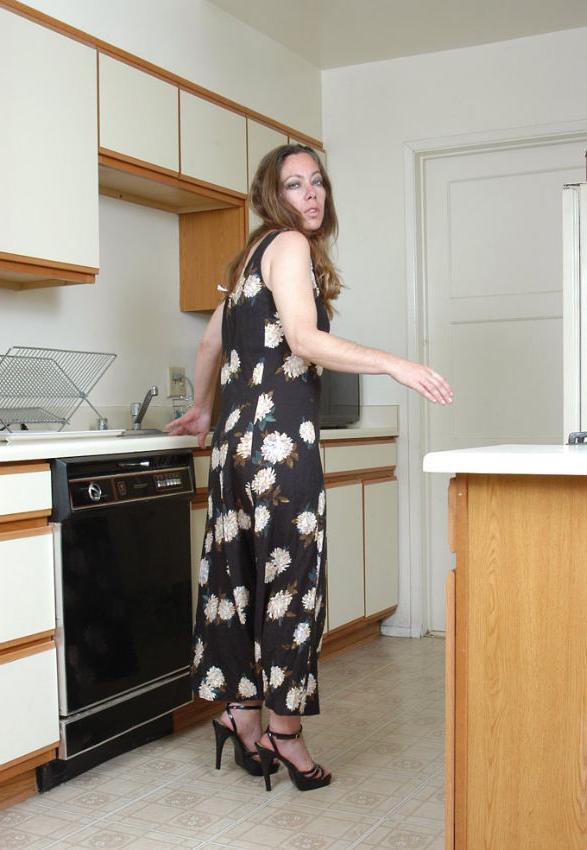 20P Mature slut showing butt in kitchen