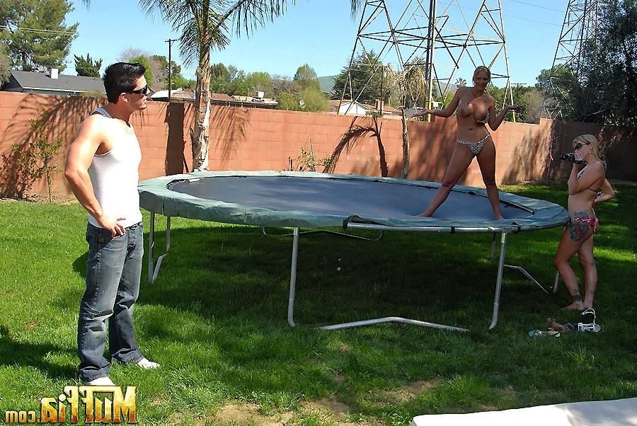 12P Adrianna Nicole and Phoenix Marie suck one on the trampoline