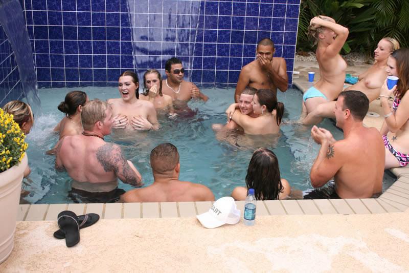16P A bunch of horny sluts suck dick in a Jacuzzi
