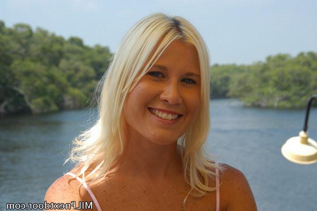 12P 12 pics and 1 movie of Gina from Milf Next Door