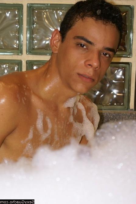 12P Latino guy jerking off in a nice warm relaxing bubble bath on film