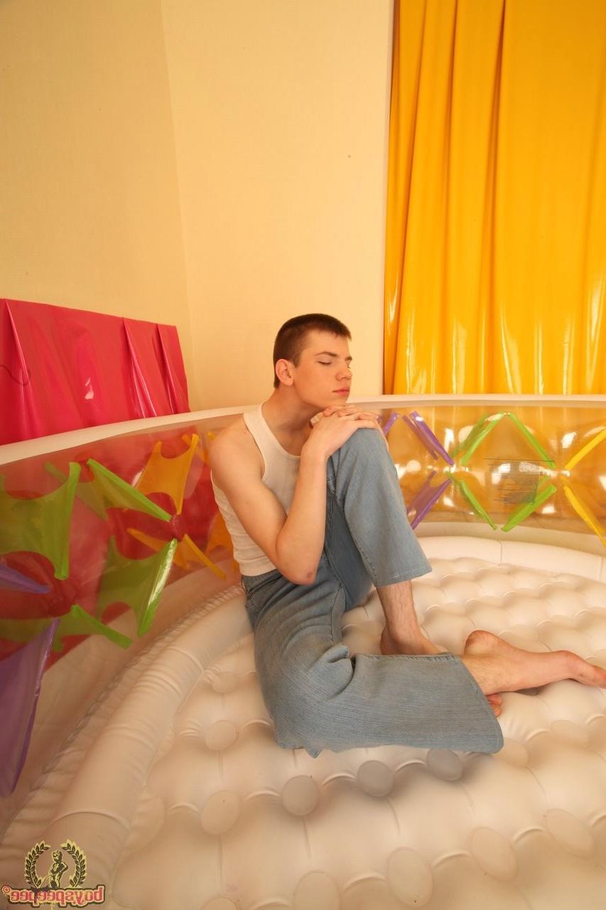15P Hot twinks enjoying some private pissing bonding