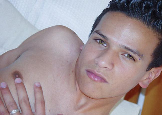 20P A sweet swarthy fellow self fingering and toying alone at home