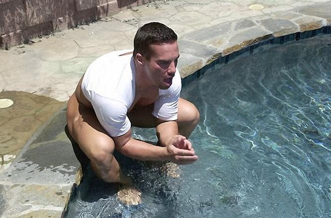20P Smooth muscle showing his big cock and bubble butt by the pool