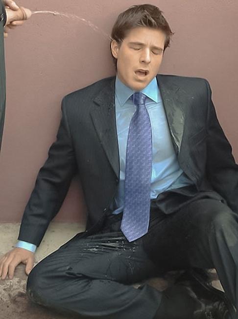 20P Two office fellows enjoy deep sucking and pissing onto a face