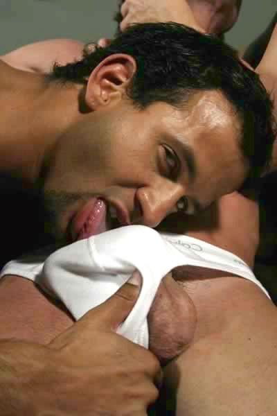13P Amateur guys in threesome action