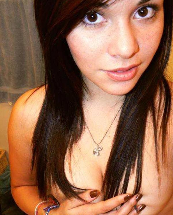 15P Cam whoring amateurs taking nude self pics