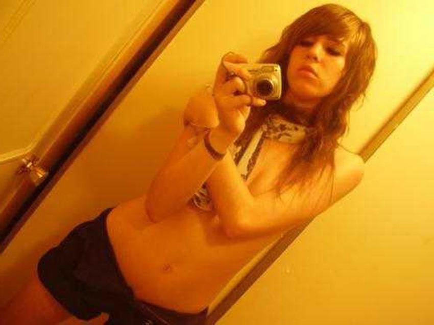 15P Cam whoring amateurs taking nude self pics