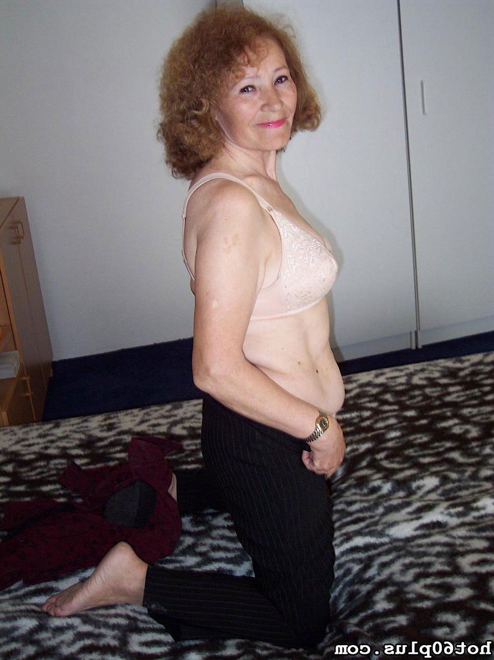 16P Sofya - Rubdown from Granny