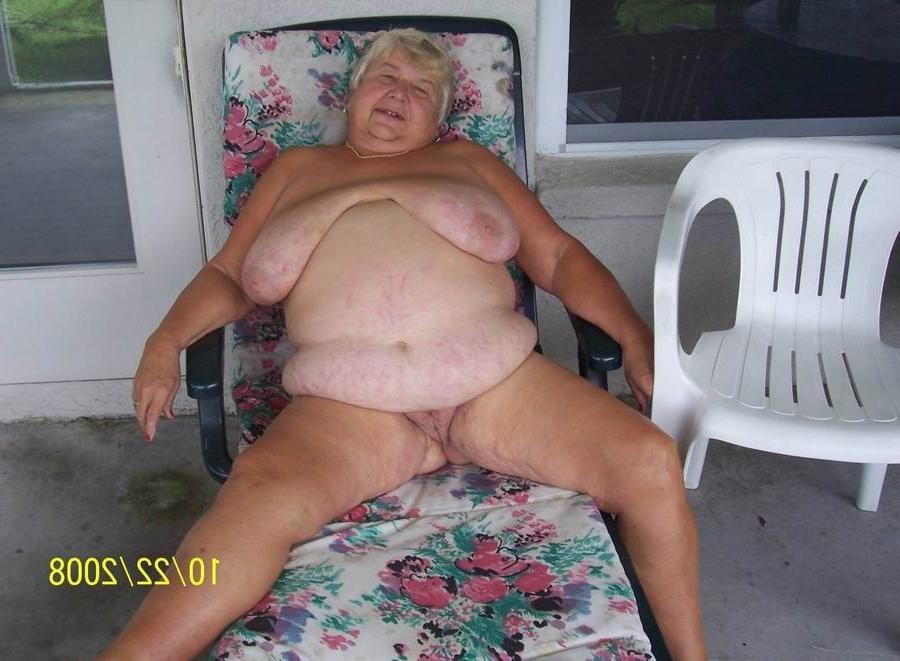 18P granny with huge boobs showing off