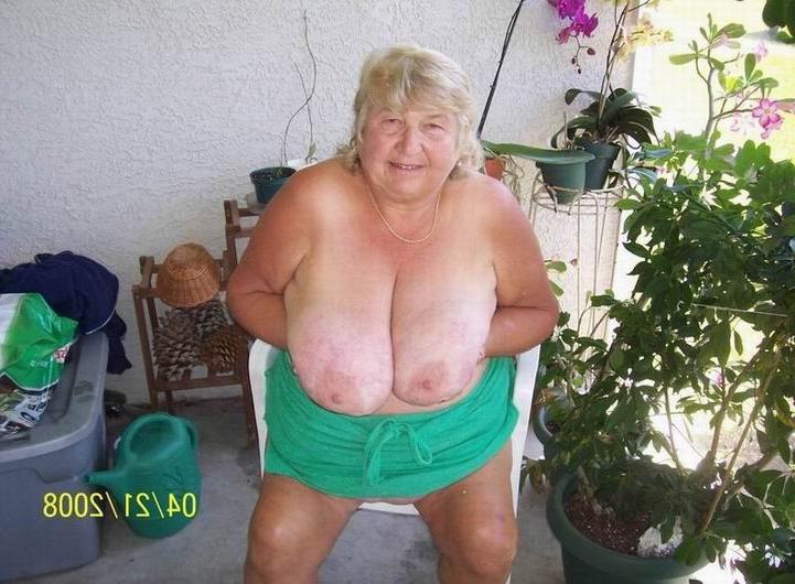 18P granny with huge boobs showing off