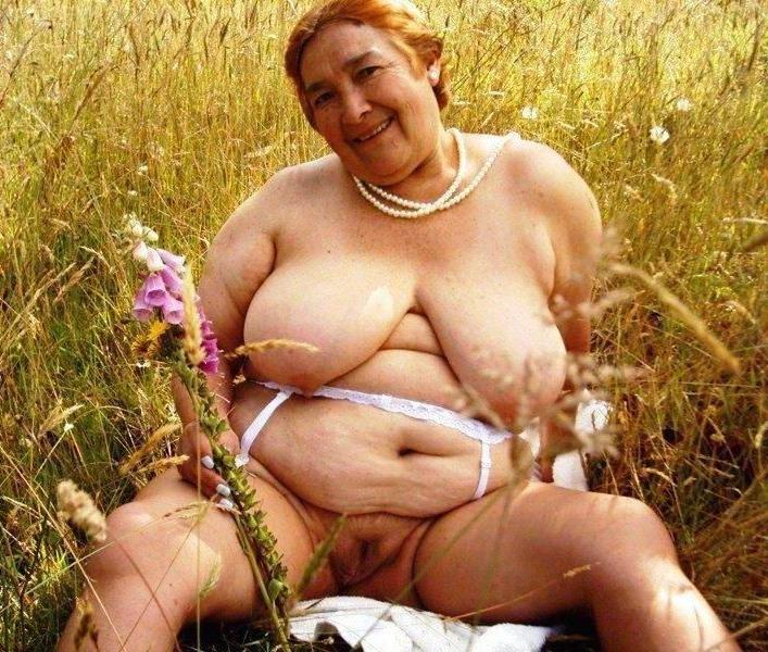15P amateur grannies showing off their big boobs