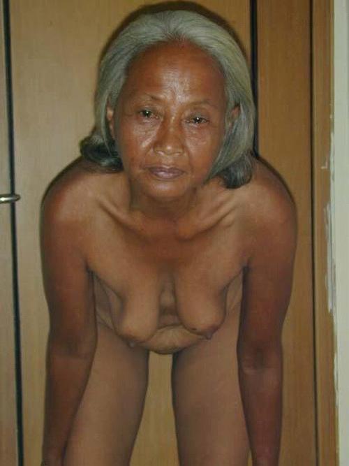16P very old grannies shows their wrinkled bodies