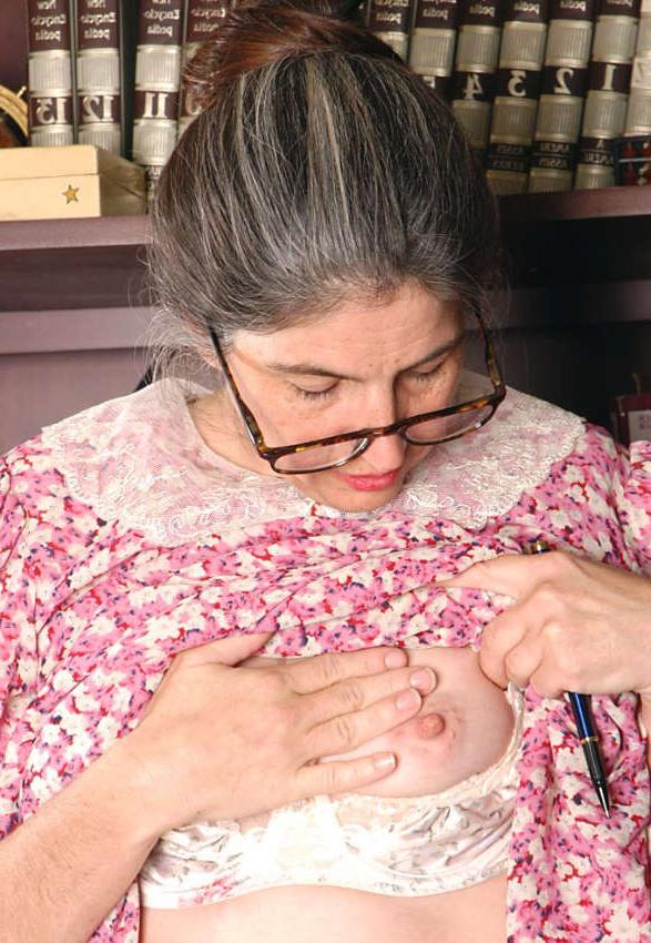 19P granny spreads her hairy pussy and shows pink