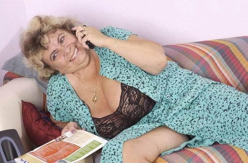 14P a kinky granny plays with her huge tits