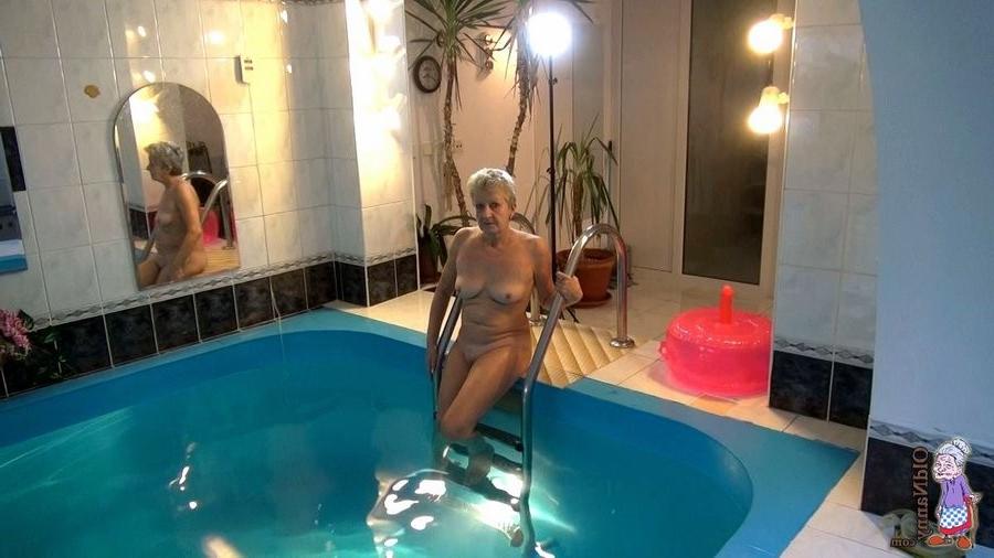 10P Shower fun with cute girl and older slutty mature