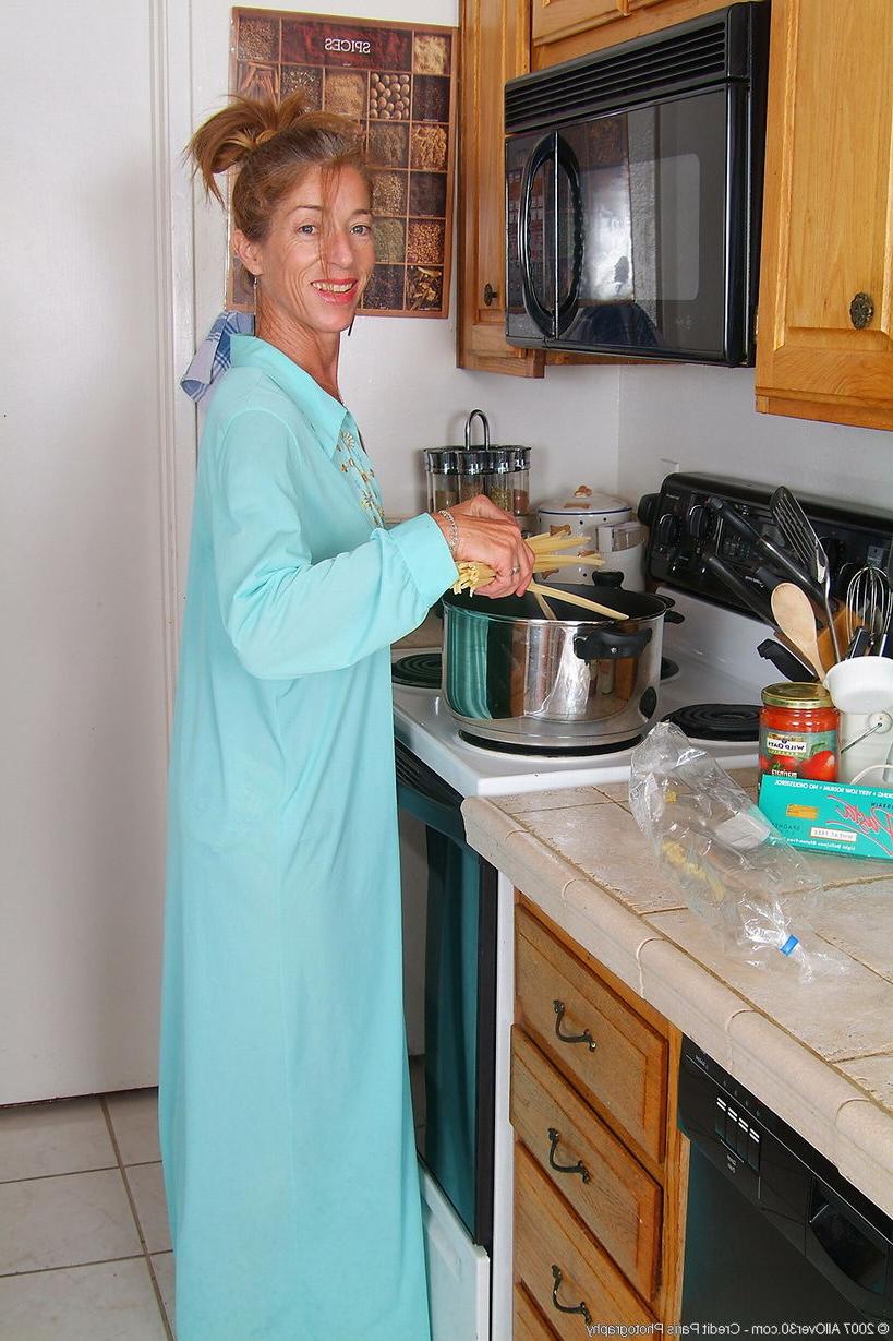 15P Hot granny posing naked