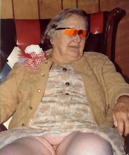 16P very old amateur grannies showing off