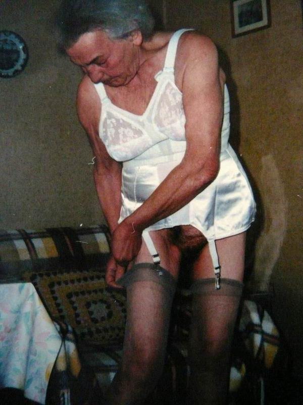 16P very old amateur grannies showing off