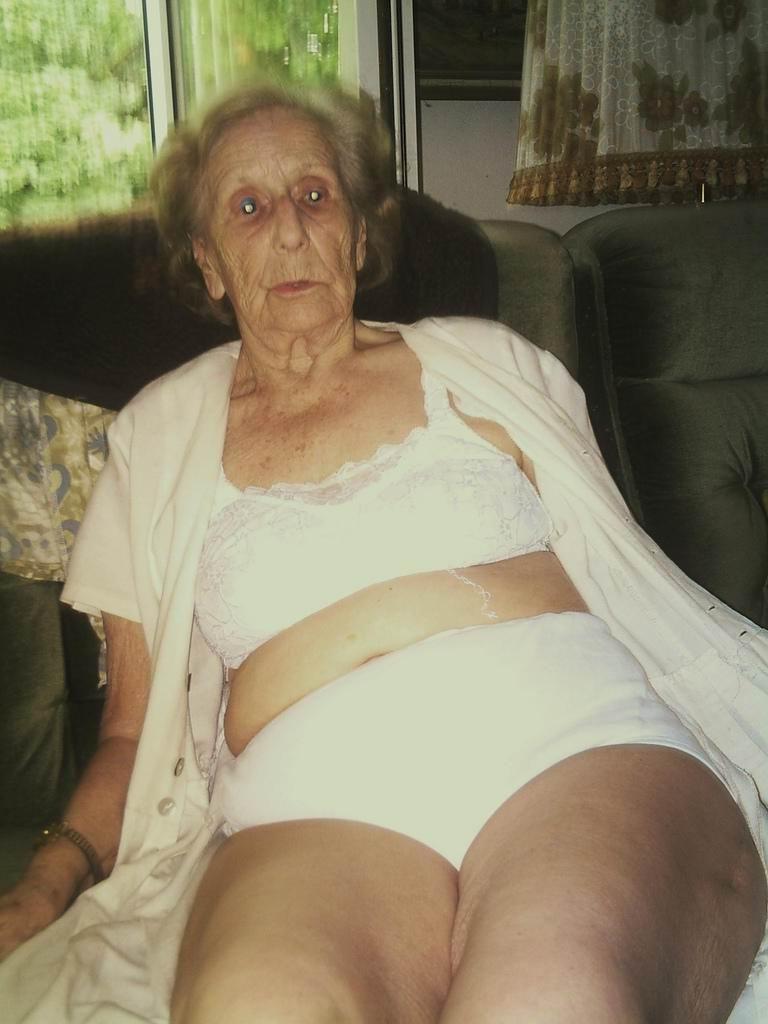 16P very old amateur grannies showing off