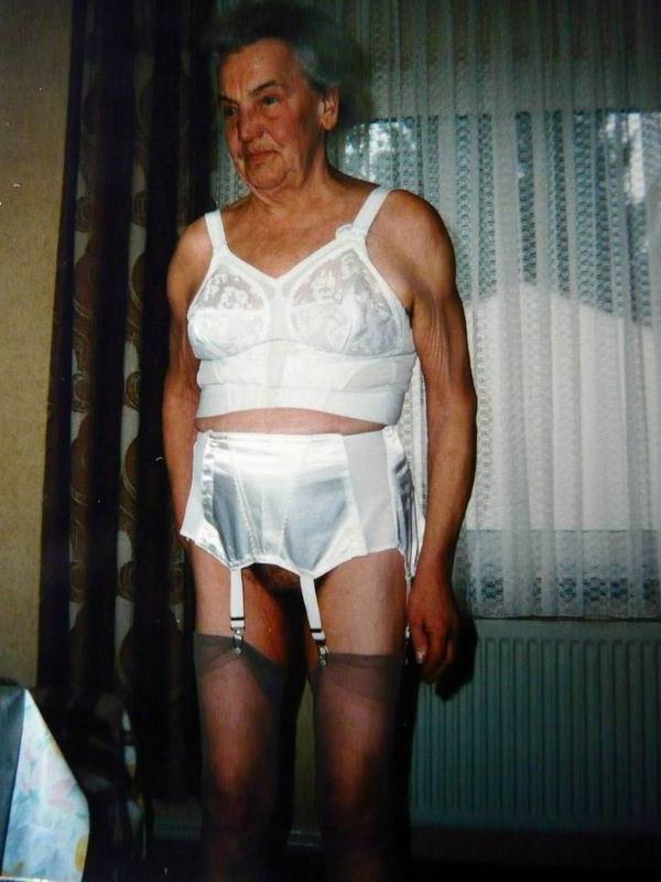 16P very old amateur grannies showing off