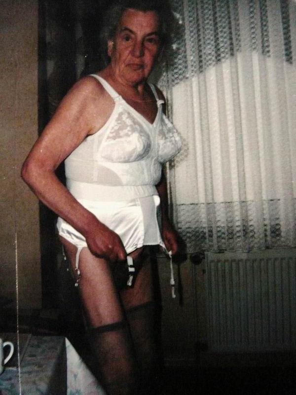 16P very old amateur grannies showing off