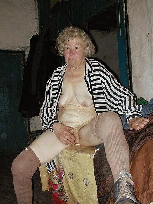 16P amateur granny showing off at home 