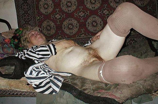 16P amateur granny showing off at home 