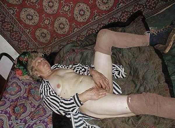16P amateur granny showing off at home 