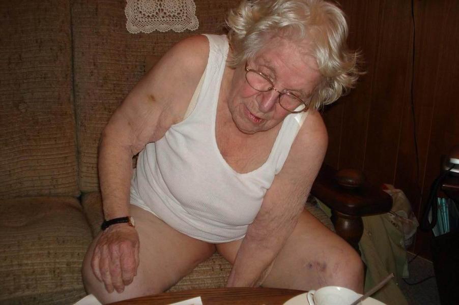 16P very old granny fingering herself