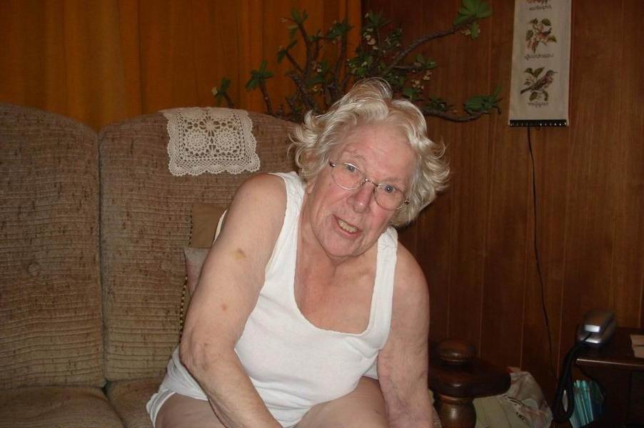 16P very old granny fingering herself