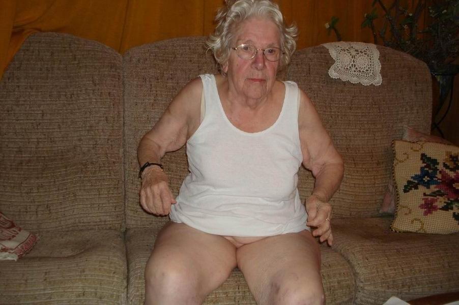 16P very old granny fingering herself