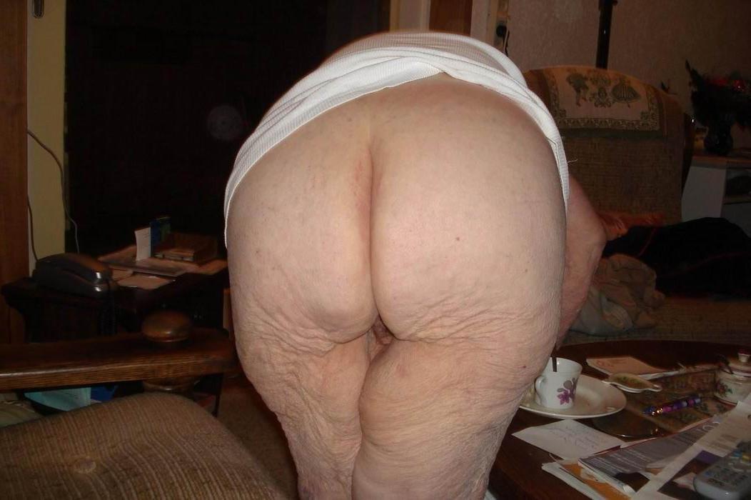 16P very old granny fingering herself