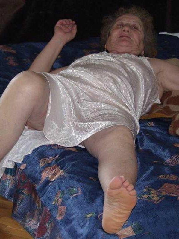 16P Old granny playing with dildo hard and teasing