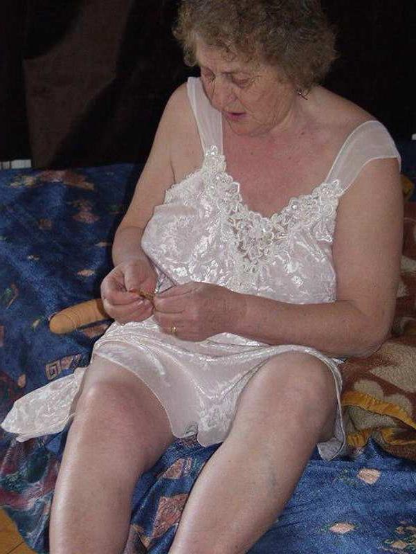 16P Old granny playing with dildo hard and teasing