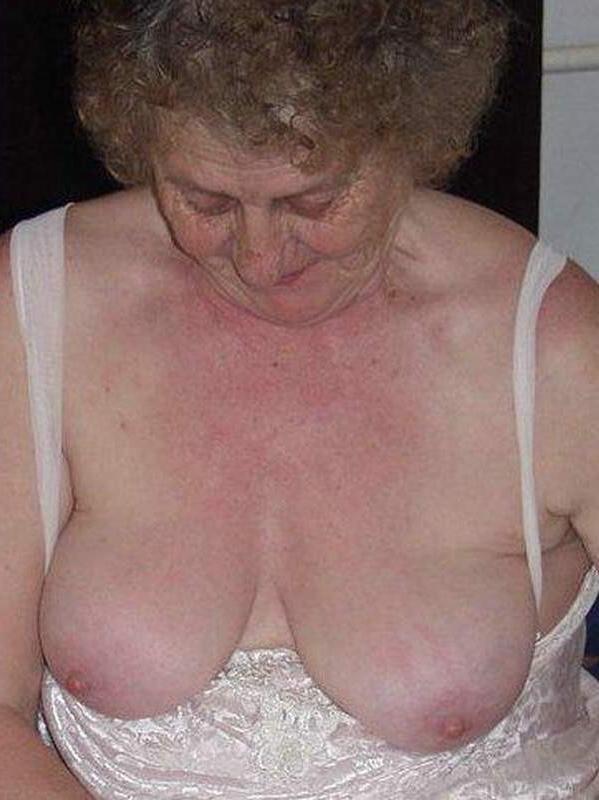 16P Old granny playing with dildo hard and teasing