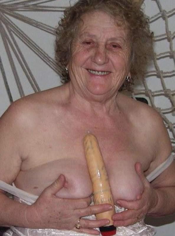 16P Old granny playing with dildo hard and teasing